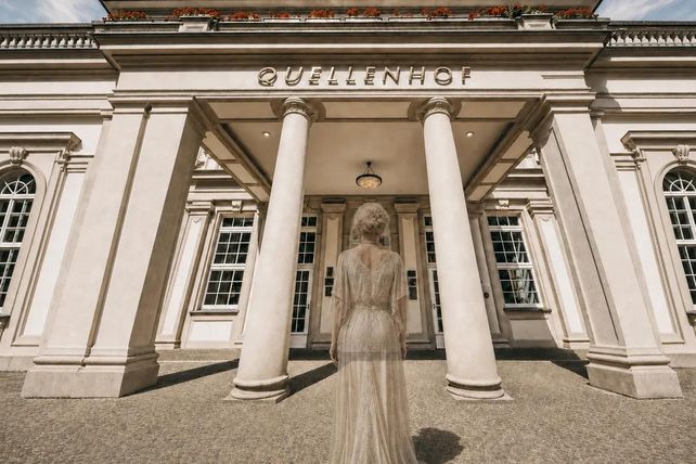 Quellenhof Aachen, Parkhotel Quellenhof Aachen, geheime Aufzeichnungen, Grande Dame, 110 Jahre Quellenhof, Hotelgeschichte Aachen, Jubiläum Quellenhof, Alexander Stiller, Bill Clinton Aachen, Prinzessin Haya von Jordanien, Hotellerie Aachen, Kurstadt Aachen, historische Hotels Deutschland, künstliche Intelligenz Hotellerie, Hotelgeschichte Deutschland