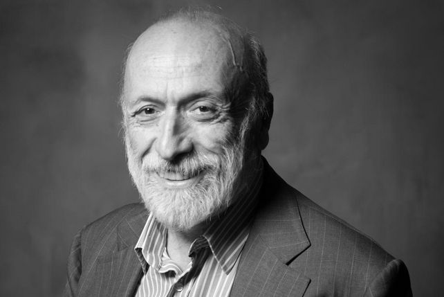 Carlo Petrini, Slow Food, Terra Madre, Nachhaltigkeit, Italien, Ernährung, Biodiversität, Lebensmittelproduktion, Gastronomie, Universität der gastronomischen Wissenschaften, Papst Franziskus, Edward Mukiibi, FAO, Terra Madre Netzwerk, Slow Food Bewegung