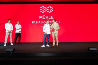 Michelin Guide Deutschland 2026, Michelin Sterne 2026, Michelin Verleihung, Michelin Preisverleihung, Michelin Gala, Sternerestaurants Deutschland, Michelin Sterne Restaurants, Drei Sterne Restaurant, Zwei Sterne Restaurant, Ein Stern Restaurant, Gastronomie Deutschland, Spitzenküche, Fine Dining, Gourmetrestaurants, Sternekoch, Sterneküche, Michelin Guide, Restaurantführer, Gastronomie Awards, Bildergalerie Michelin, Michelin Gewinner 2026, Restaurant Auszeichnungen, deutsche Spitzengastronomie, L.A. Jordan Deidesheim, Michelin Deutschland, Gourmetküche Deutschland, Michelin Sternevergabe,