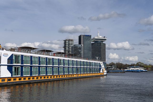 Amsterdam, Flusskreuzfahrtschiffe 