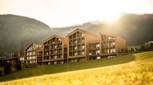 Restaurant erhält neue Sitzbereiche und Showküche Im gastronomischen Bereich plant der Gassenhof nach eigenen Angaben ein neues Restaurantkonzept. Geplant seien zusätzliche Sitzbereiche, eine Showküche sowie eine neue Kaffeestation. Weitere Einzelheiten wurden zunächst nicht genannt. Der Gassenhof liegt im Ridnauntal bei Sterzing auf rund 1.350 Metern Höhe. Betreiber sind laut Mitteilung die Brüder Manni und Stefan Volgger mit ihren Familien. Das Haus verweist auf Südtiroler Küche mit saisonalen und regionalen Produkten. Mount Becher produziert Getränke, Käse und Kaffee im Tal Zum Unternehmen gehört außerdem das „Genusshaus Mount Becher“. Dort werden nach Angaben des Hotels unter anderem Schnäpse, Liköre, Bier, Gin, Whisky, Käse und Kaffee hergestellt. Bereits bestehende Bereiche wie die „Gassenloge“ mit Panoramablick sowie das „Logen-Spa“ mit Infinity-Außenpool, Yoga-Raum und Anwendungsbereichen bleiben laut Mitteilung erhalten. Zudem verweist das Hotel auf Freizeitangebote wie Radfahren, geführte Wanderungen, Schneeschuhwandern, Langlauf und Skifahren im Ridnauntal.