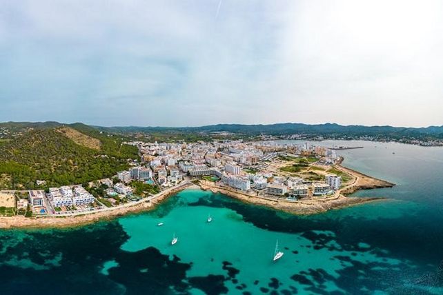 Ibiza, Kurzzeitvermietung, Airbnb, illegale Ferienwohnungen, Balearische Inseln, Tourismusregulierung, Hotellerie, Gastronomie, Mabrian, Datenintelligenz, Künstliche Intelligenz, Big Data, Geolocation, Überfüllung, Qualitätstourismus