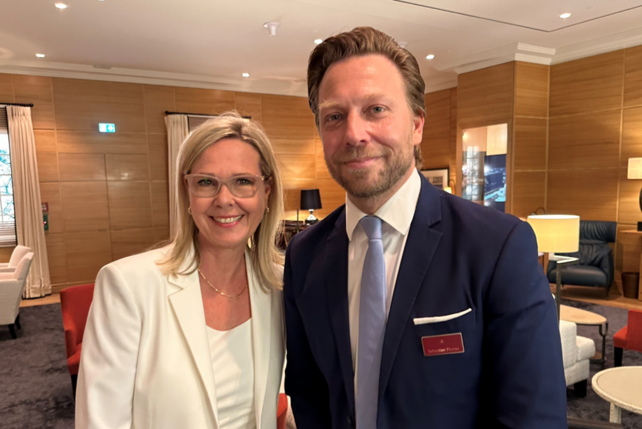 Anke Giesen, Vorstand Retail und Real Estate der Fraport AG, eröffnet zusammen mit Sebastian Thurau, Leiter VIP-Services, das neue VIP-Terminal am Flughafen Frankfurt