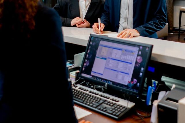 Microsoft, Cyberangriff Hotels, Hotellerie, Phishing, Node.js, Schadsoftware, Microsoft Defender, Calendly, Google Redirect, Hotel IT-Sicherheit, PowerShell, Malware, Cybersicherheit, Hospitality, Hotelbranche