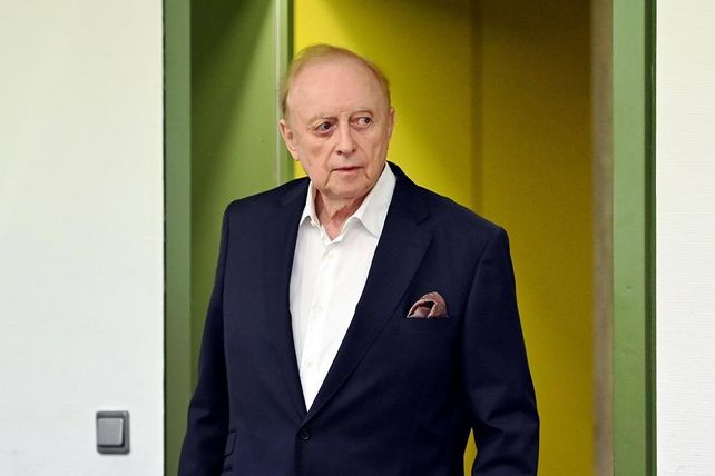 Alfons Schuhbeck, Schuhbeck Krankheit, Schuhbeck Krebs, Schuhbeck Haft, Schuhbeck Urteil, Schuhbeck Steuerhinterziehung, Schuhbeck Insolvenz, Schuhbeck Haftaufschub, Schuhbeck nicht haftfähig, Starkoch Schuhbeck, München Staatsanwaltschaft Schuhbeck, Schuhbeck Gefängnis, Schuhbeck Strafe, Schuhbeck Schulden, Schuhbeck Insolvenzverfahren, Schuhbeck Nachrichten, deutscher Starkoch Urteil, Gastronom Schuhbeck Fall, Haftunterbrechung Schuhbeck, Schuhbeck Gesundheitszustand