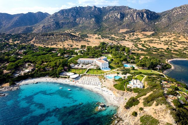 Falkensteiner Resort Capo Boi, FMTG Übernahme Sardinien, Villasimius Hotelverkauf, Monte dei Paschi di Siena Finanzierung, Falkensteiner Hotels Strategie, Sardinien Tourismus Entwicklung