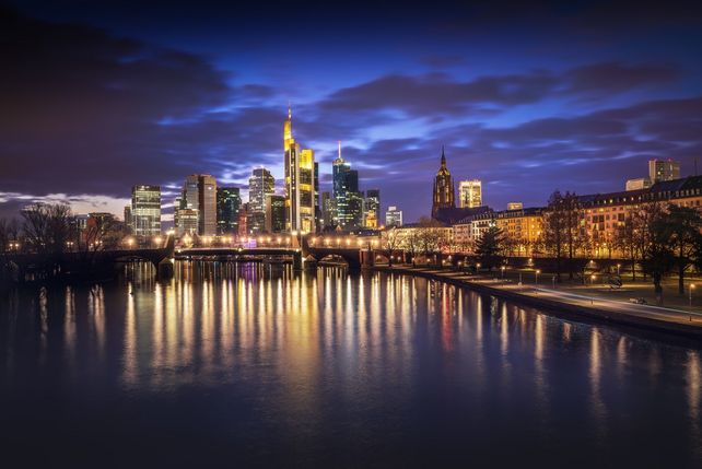 Frankfurt Hotelmarkt, Frankfurt Hotellerie, RevPAR Frankfurt, Zimmerpreise Frankfurt, Auslastung Frankfurt Hotels, Frankfurt Tourismus 2024, Frankfurt Übernachtungen, Frankfurt Messegeschäft, Flughafen Frankfurt Hotels, Frankfurt Hoteltransaktionen, Frankfurt Hoteleröffnungen