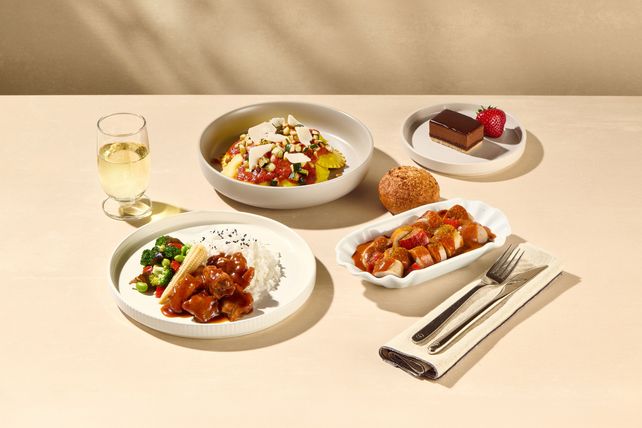 Lufthansa, Dönninghaus, Hans im Glück, Currywurst, Cheeseburger, Onboard Delights, Lufthansa Catering, Economy Class, Business Class, Bordverpflegung, warme Speisen, Pre-Order