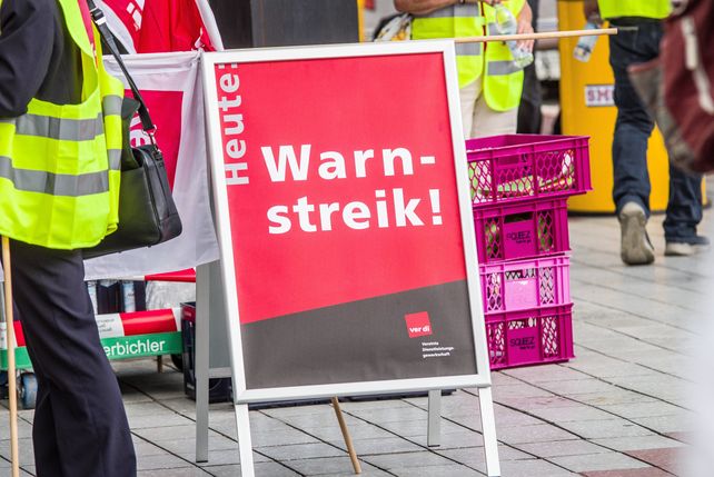Chaostage für Passagiere: Kein Flugbetrieb wegen Warnstreiks