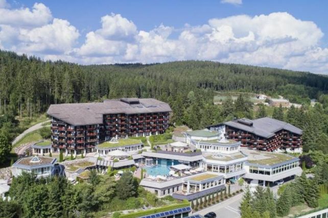 Vier Jahreszeiten am Schluchsee, Schwarzwald, Hotel, Otto Lindner, Matthias Jannusch, Padel-Plätze, Sportarena, Kinderhalle, Restaurant Lucia, Tourismus, Investition, Ferienhotellerie