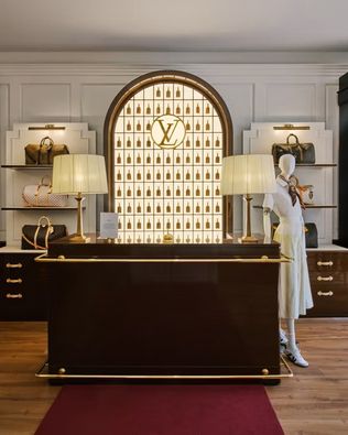 Louis Vuitton London Hotel, Pop-up Hotel Mayfair, Louis Vuitton Monogram 130 Jahre, Café Alma London, Bar Noé London, Luxusmarke Pop-up Konzept