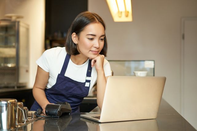 EU AI Act, KI-Verordnung, Hotellerie, Gastronomie, Hotels, Restaurants, Artikel 50 AI Act, KI-Kennzeichnung, KI-generierte Inhalte, KI-Bilder, Hotelbilder, Restaurantbilder, Deepfakes, AI Generated, AI Modified, EU-KI-Symbole, Transparenzpflichten, KI-Kompetenz