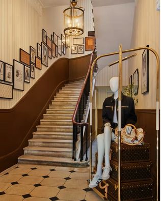 Louis Vuitton London Hotel, Pop-up Hotel Mayfair, Louis Vuitton Monogram 130 Jahre, Café Alma London, Bar Noé London, Luxusmarke Pop-up Konzept