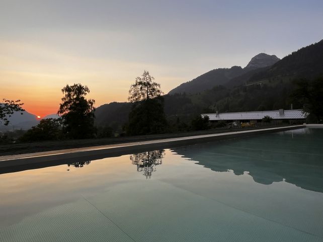 Tannerhof, Badeharpfe, Natur-Outdoorpool, Bayrischzell, Florian Nagler, Hotellerie, Gastronomie, Architekturneubau, Nachhaltigkeit, Wellnesskonzept, Einfach Bauen, Gesundheitsresort, Naturhotel, Holzbau, Reduktion, Alpiner Stil, Qualität statt Überfluss, Gemeinwohl-Vollbilanz