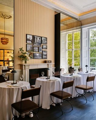 Louis Vuitton London Hotel, Pop-up Hotel Mayfair, Louis Vuitton Monogram 130 Jahre, Café Alma London, Bar Noé London, Luxusmarke Pop-up Konzept