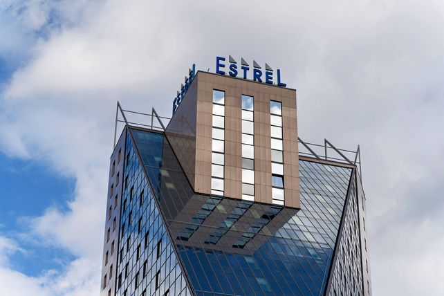 Estrel, Berlin, Sturz