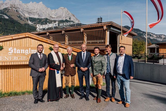 Stanglwirt, Bio-Energie-Kraftwerk, Holzvergaseranlage, Joko Winterscheidt, Patenschaft, Hotellerie, Gastronomie, Nachhaltigkeit, Energieversorgung, Kreislaufwirtschaft, Pflanzenkohle, SynCraft, Innio Jenbacher, Kraft-Wärme-Kopplung, regionales Hackgut, Tirol, Luxushotel, Bio-Bauernhof