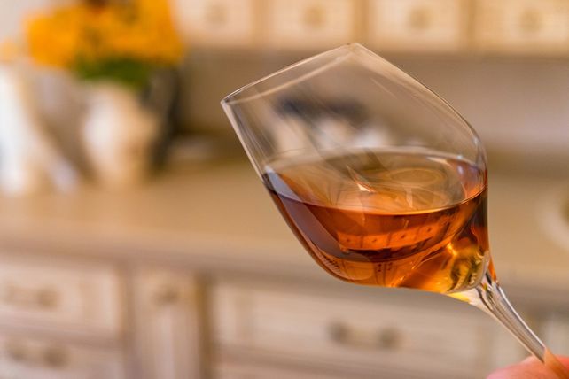 Süßwein, Süßweine, Dessertwein, Eiswein, Tokaj, Tokaj Aszú, Vin Santo, Portwein, Madeira, Wein, Weintrends, Sommelière, Anna Lefleur, Käse und Wein, Weinbegleitung, Food Pairing, Restsüße, Edelfäule, Beerenauslese, Trockenbeerenauslese, Mosel, Rheingau
