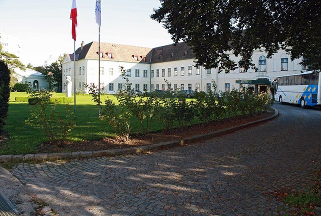 Für die Wiedereröffnung des Grand Hotel Sauerhof in Baden ist ein weiterer Meilenstein erreicht. Nach der Einreichung der Genehmigungsunterlagen werden nun 111 Zimmer, ein umfangreicher Spa-Bereich sowie Gastronomie- und Wellnessangebote konkret geplant.