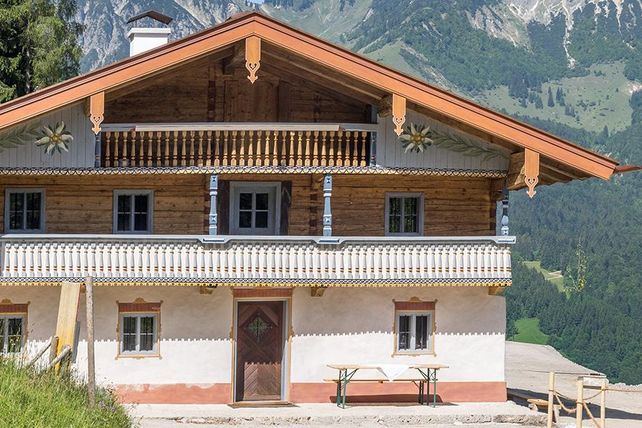 Berggasthof Streichen, Schleching, Achental, Chiemgau, Kultur Erbe Bayern, Markus Blume, Augustiner-Bräu Wagner KG, Wiedereröffnung Berggasthof, Hotel Chiemgau, Biergarten Bayern, Dorferneuerung Schleching, St. Servatius, Yvonne Thomas Wilde Familienstiftung, historische Gasthöfe, Denkmalschutz Gastronomie