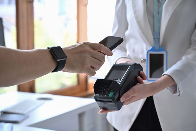 Bargeldlos, Bezahlen