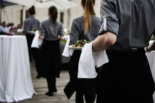 Gastgewerbe besonders stark von Mindestlohnerhöhung auf 13,90 Euro ...