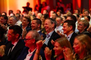Michelin Guide Deutschland 2026, Michelin Sterne 2026, Michelin Verleihung, Michelin Preisverleihung, Michelin Gala, Sternerestaurants Deutschland, Michelin Sterne Restaurants, Drei Sterne Restaurant, Zwei Sterne Restaurant, Ein Stern Restaurant, Gastronomie Deutschland, Spitzenküche, Fine Dining, Gourmetrestaurants, Sternekoch, Sterneküche, Michelin Guide, Restaurantführer, Gastronomie Awards, Bildergalerie Michelin, Michelin Gewinner 2026, Restaurant Auszeichnungen, deutsche Spitzengastronomie, L.A. Jordan Deidesheim, Michelin Deutschland, Gourmetküche Deutschland, Michelin Sternevergabe,
