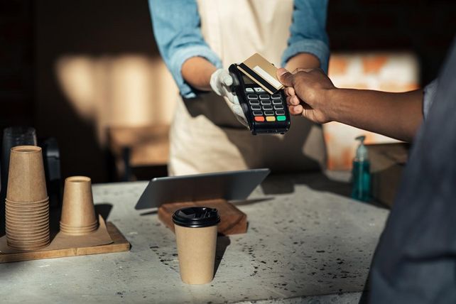 Trinkgeld, digitales Trinkgeld, Trinkgeld Kartenzahlung, Kartenzahlung Gastronomie, Trinkgeld Restaurant, Kartenterminal, Trinkgeld per Karte, Trinkgeld Prozent, Verbraucherzentrale Bundesverband, Verbraucherschützer, Gastronomie, Restaurant, bargeldlos bezahlen, digitale Bezahlung, Trinkgeld Vorschläge, Designtricks, Dark Patterns, DEHOGA, NGG