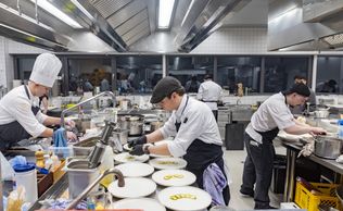 DEHOGA Saarland, Jugendmeisterschaften Gastgewerbe 2026, Ausbildung Gastronomie Saarland, Lukas Duttlinger, Luca Kleinbauer, Maya Sonnenrein, Hotelfachmann Ausbildung, Koch Meisterschaft, Restaurantfachmann Wettbewerb, Vevio Hotel Spiesen-Elversberg