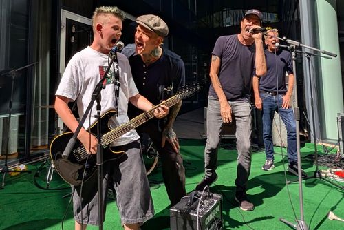Toten Hosen besuchen Dresdner Hotelterrasse: Tageskarte