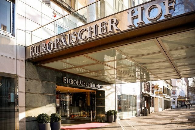 Im November 2024 schloss der Europäische Hof Hamburg für angekündigte Renovierungsarbeiten. Fast zwei Jahre später ist das Hotel noch immer geschlossen. Nun bringt ein Hamburger SPD-Politiker auch rechtliche Schritte der Stadt ins Gespräch.