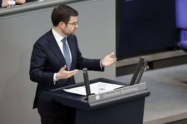 Buschmann, Bürokratie