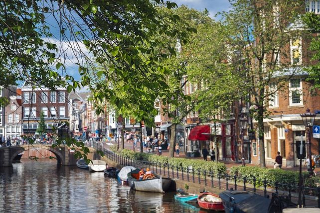 Mehrwertsteuererhöhung, Niederlande, Tourismus, Hotellerie, Gastronomie, Beherbergungsbetriebe, Übernachtungen, 9 auf 21 Prozent, Dick Schoof, Mikael Andersson, Roompot, Landal GreenParks, Koninklijke Horeca Nederland, HISWA-RECRON, Umsatzverluste, Arbeitsplätze