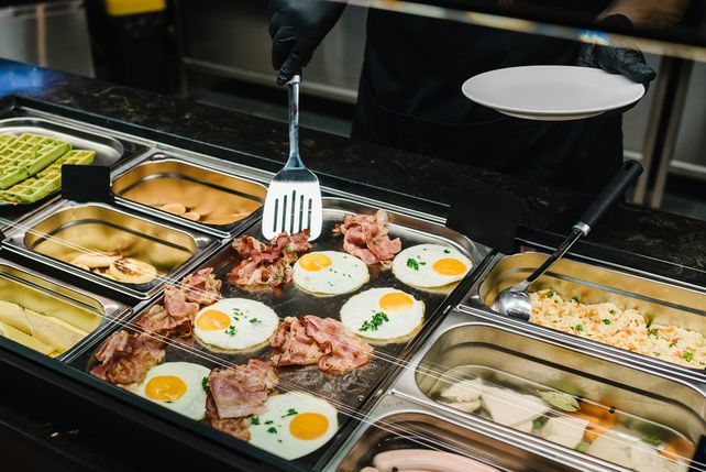 Frühstücksbuffet, Hotellerie, Gastronomie, Lebensmittelverschwendung, nachhaltiges Frühstück, Hotelbuffet, Nachhaltigkeit, Hotelküche, Buffet-Alternativen, künstliche Intelligenz, Hilton, Accor, Scandic Hotels, Frühstückstrends, nachhaltige Hotellerie, Food Waste, umweltfreundliche Hotels, AI in Hospitality, Breakfast Buffet