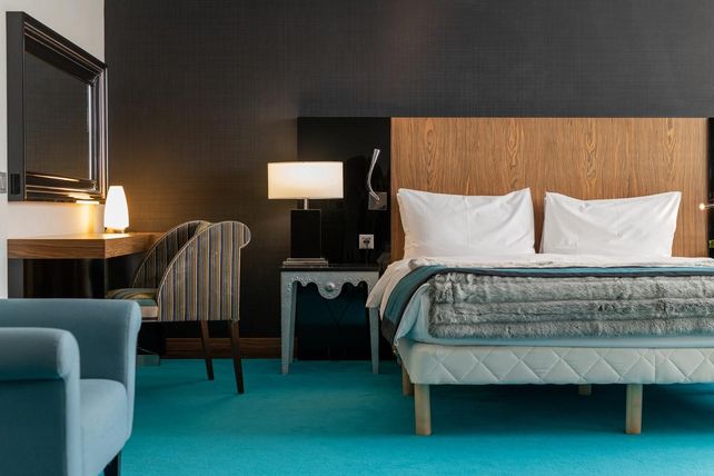 Revo Hospitality Group, Accor, Buchbarkeit, Insolvenz in Eigenverwaltung, Hotelmarkt, Sanierung, HR Group, GT Restructuring, Hotelbetrieb, Investorensuche, Lohnkosten, Hotelimmobilien