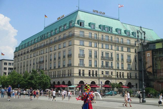Hotel Adlon, Adlon Berlin, Hotel Adlon Verkauf, Adlon Verkauf, Jagdfeld, Jagdfeld Gruppe, Fundus Fonds 31, Adlon Gesellschafter, Adlon Anleger, Adlon Kaufpreis, Adlon Immobilienverkauf, Erfolgsbeteiligung Jagdfeld, Kempinski Adlon, Kempinski Berlin, Luxushotel Berlin, Pariser Platz, Felix Adlon, Adlon Eigentümer, Hotelverkauf Berlin, Immobilienfonds, Fundus Fonds, Adlon Verkaufspläne