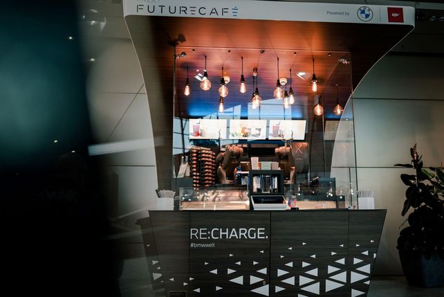 KNEXT FutureCafé, Roboter-Café, Dingolfing, München, Gastronomie, Personalmangel, Automatisierung, Barista-Roboter, Harald Rohrmoser, SAR Electronic GmbH, BMW Welt, Werksviertel.