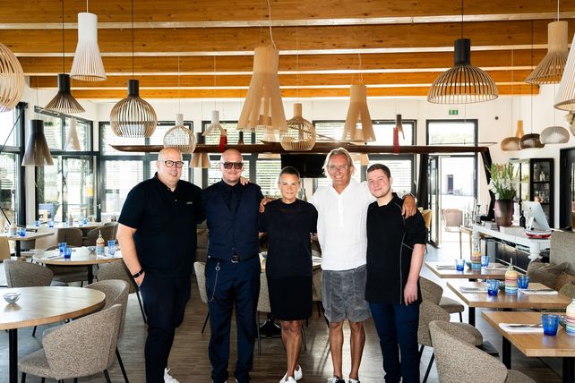 Frank Buchholz übergibt sein Mainzer Bootshaus zum 1. September an das Gastronomieunternehmen Cuisyn. Küchenchef Lucas Kriesel und Betriebsleiter Slim Ennakhla bleiben im Restaurant und übernehmen Verantwortung für den Betrieb.