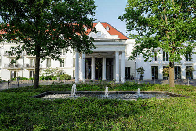 Hotel Gravenbruch, Frankfurt-Gravenbruch, ehemaliges Hilton-Hotel, Verwaltungsgericht Köln, Ali Ansari, Iran-Sanktionen, eingefrorene Gelder, vorläufiger Insolvenzverwalter, Insolvenzsonderkonto, Zentralstelle für Sanktionsdurchsetzung, EU-Iran-Verordnung, 1 L 2051/26