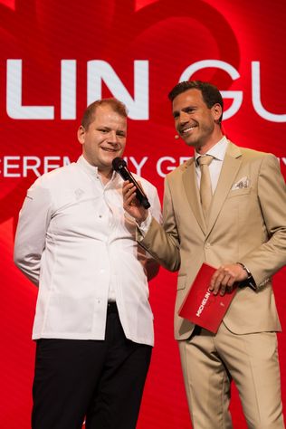 Michelin Guide Deutschland 2026, Michelin Sterne 2026, Michelin Verleihung, Michelin Preisverleihung, Michelin Gala, Sternerestaurants Deutschland, Michelin Sterne Restaurants, Drei Sterne Restaurant, Zwei Sterne Restaurant, Ein Stern Restaurant, Gastronomie Deutschland, Spitzenküche, Fine Dining, Gourmetrestaurants, Sternekoch, Sterneküche, Michelin Guide, Restaurantführer, Gastronomie Awards, Bildergalerie Michelin, Michelin Gewinner 2026, Restaurant Auszeichnungen, deutsche Spitzengastronomie, L.A. Jordan Deidesheim, Michelin Deutschland, Gourmetküche Deutschland, Michelin Sternevergabe,