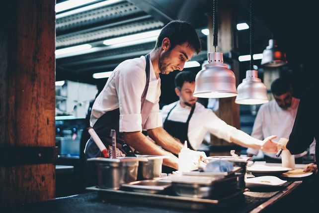Arbeitszeitgesetz, Arbeitszeitreform, Achtstundentag, Wochenarbeitszeit, Bundesarbeitsministerium, Bärbel Bas, Dehoga Bayern, BdS, Systemgastronomie, Zeiterfassung, Tarifbindung, Arbeitsrecht, Hotellerie, Gastronomie, Carsten Linnemann, Arbeitszeitflexibilisierung