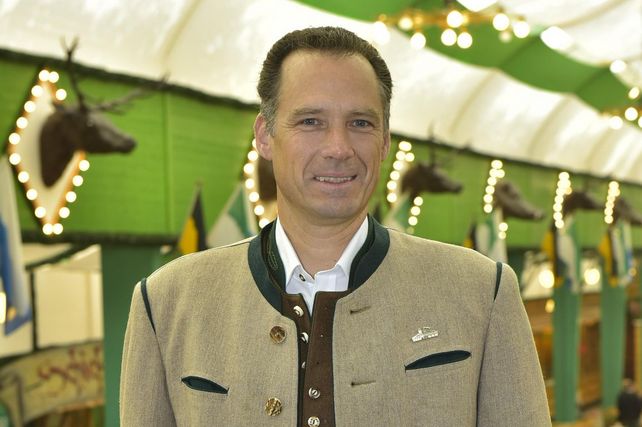 Peter Inselkammer, Angela Inselkammer, IHK München und Oberbayern, IHK-Präsident, BIHK-Präsident, Bayerischer Industrie- und Handelskammertag, Dehoga Bayern, Platzl Hotel, Münchner Hotelier, Gastronomie München, Hotellerie München, Oktoberfest, Armbrustschützenzelt, IHK-Wahl 2026