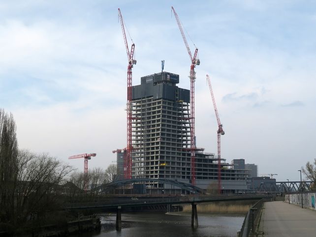 Elbtower, Hamburg, Primestar Group, Hilton, Hotelmarkt Hamburg, Dieter Becken, Dirk Roßmann, Klaus-Michael Kühne, Immobilienprojekt, Hotelneubau, Elbbrücken, Signa-Insolvenz