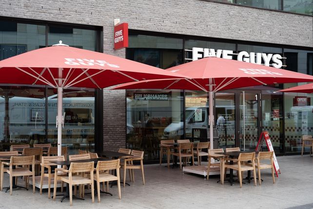 Five Guys, Five Guys Deutschland, Five Guys Europe, Freston Ventures, Sir Charles Dunstone, Goldman Sachs, Investor, Millionendefizit, Systemgastronomie, Düsseldorf, Expansion, John Eckbert, Barack Obama