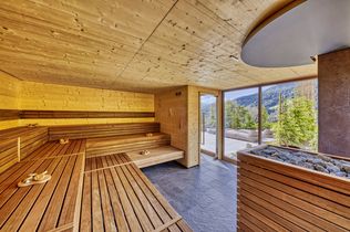 Restaurant erhält neue Sitzbereiche und Showküche Im gastronomischen Bereich plant der Gassenhof nach eigenen Angaben ein neues Restaurantkonzept. Geplant seien zusätzliche Sitzbereiche, eine Showküche sowie eine neue Kaffeestation. Weitere Einzelheiten wurden zunächst nicht genannt. Der Gassenhof liegt im Ridnauntal bei Sterzing auf rund 1.350 Metern Höhe. Betreiber sind laut Mitteilung die Brüder Manni und Stefan Volgger mit ihren Familien. Das Haus verweist auf Südtiroler Küche mit saisonalen und regionalen Produkten. Mount Becher produziert Getränke, Käse und Kaffee im Tal Zum Unternehmen gehört außerdem das „Genusshaus Mount Becher“. Dort werden nach Angaben des Hotels unter anderem Schnäpse, Liköre, Bier, Gin, Whisky, Käse und Kaffee hergestellt. Bereits bestehende Bereiche wie die „Gassenloge“ mit Panoramablick sowie das „Logen-Spa“ mit Infinity-Außenpool, Yoga-Raum und Anwendungsbereichen bleiben laut Mitteilung erhalten. Zudem verweist das Hotel auf Freizeitangebote wie Radfahren, geführte Wanderungen, Schneeschuhwandern, Langlauf und Skifahren im Ridnauntal.