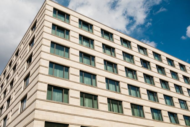 Hotelimmobilienmarkt, Hotelinvestments, Hotelimmobilien Deutschland, Hotelimmobilien Österreich, mrp hotels, Revo-Insolvenz, Asset Management Hotels, Private Debt, Hotelfinanzierung, Hotelentwicklung, Revitalisierung Hotels, Übernachtungszahlen, Hotelmarkt 2026