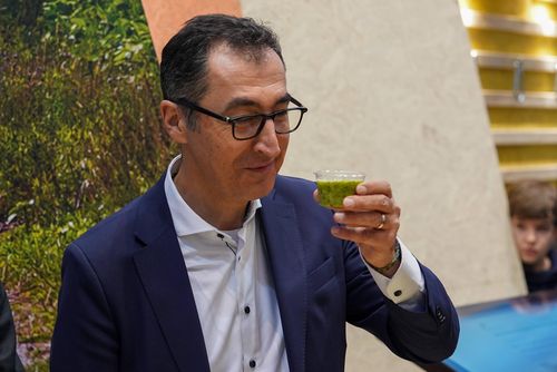 Weniger Fleisch und Fett: Özdemir sucht neuen Betreiber für Kantine ...