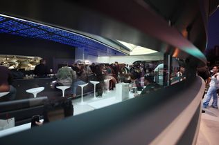 Tesla Diner, Tesla Drive-In, Autokino, E-Auto-Ladestation, Retro-Diner, Elon Musk, Hollywood, Supercharger, Menü-App, Optimus-Roboter, LED-Leinwand, Gastronomie-Konzept, amerikanisches Fast Food, Popcorn-Roboter, Tesla Cybertruck, Nachbarschaft, Restaurant mit Ladestation, Innovation Gastronomie, Hotellerie, Stau Eröffnung, Tesla Merchandise