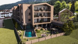 Restaurant erhält neue Sitzbereiche und Showküche Im gastronomischen Bereich plant der Gassenhof nach eigenen Angaben ein neues Restaurantkonzept. Geplant seien zusätzliche Sitzbereiche, eine Showküche sowie eine neue Kaffeestation. Weitere Einzelheiten wurden zunächst nicht genannt. Der Gassenhof liegt im Ridnauntal bei Sterzing auf rund 1.350 Metern Höhe. Betreiber sind laut Mitteilung die Brüder Manni und Stefan Volgger mit ihren Familien. Das Haus verweist auf Südtiroler Küche mit saisonalen und regionalen Produkten. Mount Becher produziert Getränke, Käse und Kaffee im Tal Zum Unternehmen gehört außerdem das „Genusshaus Mount Becher“. Dort werden nach Angaben des Hotels unter anderem Schnäpse, Liköre, Bier, Gin, Whisky, Käse und Kaffee hergestellt. Bereits bestehende Bereiche wie die „Gassenloge“ mit Panoramablick sowie das „Logen-Spa“ mit Infinity-Außenpool, Yoga-Raum und Anwendungsbereichen bleiben laut Mitteilung erhalten. Zudem verweist das Hotel auf Freizeitangebote wie Radfahren, geführte Wanderungen, Schneeschuhwandern, Langlauf und Skifahren im Ridnauntal.