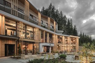 Restaurant erhält neue Sitzbereiche und Showküche Im gastronomischen Bereich plant der Gassenhof nach eigenen Angaben ein neues Restaurantkonzept. Geplant seien zusätzliche Sitzbereiche, eine Showküche sowie eine neue Kaffeestation. Weitere Einzelheiten wurden zunächst nicht genannt. Der Gassenhof liegt im Ridnauntal bei Sterzing auf rund 1.350 Metern Höhe. Betreiber sind laut Mitteilung die Brüder Manni und Stefan Volgger mit ihren Familien. Das Haus verweist auf Südtiroler Küche mit saisonalen und regionalen Produkten. Mount Becher produziert Getränke, Käse und Kaffee im Tal Zum Unternehmen gehört außerdem das „Genusshaus Mount Becher“. Dort werden nach Angaben des Hotels unter anderem Schnäpse, Liköre, Bier, Gin, Whisky, Käse und Kaffee hergestellt. Bereits bestehende Bereiche wie die „Gassenloge“ mit Panoramablick sowie das „Logen-Spa“ mit Infinity-Außenpool, Yoga-Raum und Anwendungsbereichen bleiben laut Mitteilung erhalten. Zudem verweist das Hotel auf Freizeitangebote wie Radfahren, geführte Wanderungen, Schneeschuhwandern, Langlauf und Skifahren im Ridnauntal.